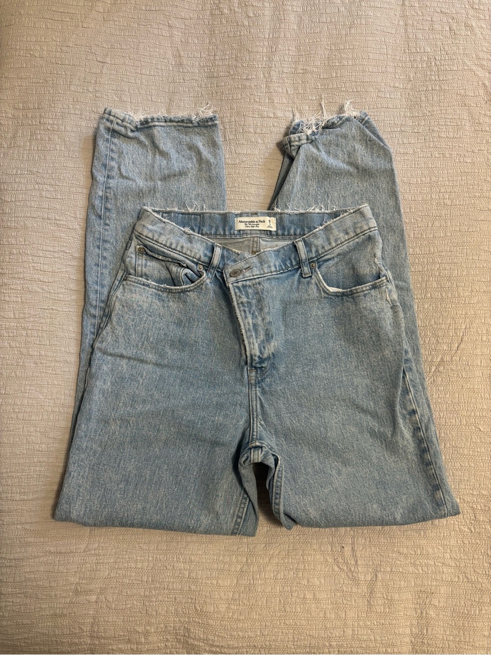 Abercrombie & Fitch the ‘90s Straight Ultra High Rise Jeans with crossover, S29